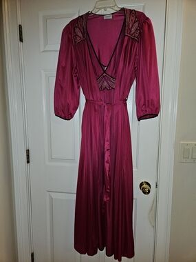 Vintage LORRAINE Women's Long Embroidered Nightgown & Robe Fuchsia Pink Size M